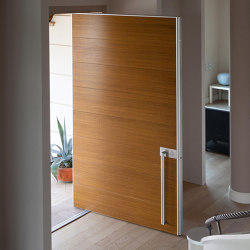 Synua | The safety door for large dimensions, with vertical pivot operation and installation coplanar with the wall. | Hinged doors | Oikos Venezia – Architetture d’ingresso